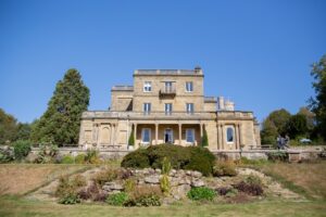 Front of salomons estate